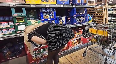 Upskirt MIlf italiana al supermercato