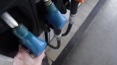 Italiana fa un pompino al benzinaio