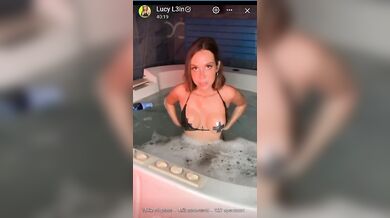 Lucy nuda in vasca diretta of