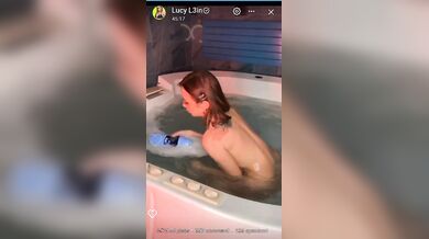 Lucy nuda in vasca diretta of