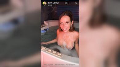 Lucy nuda in vasca diretta of