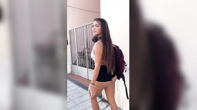 Studentessa italiana con culo fuori per strada