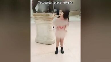 Maria Sofia nuda per prostesta ai musei Capitolini