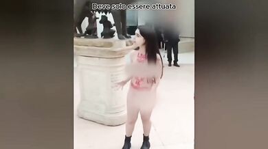 Maria Sofia nuda per prostesta ai musei Capitolini