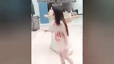 Maria Sofia nuda per prostesta ai musei Capitolini