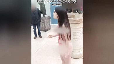 Maria Sofia nuda per prostesta ai musei Capitolini