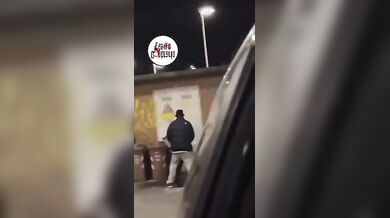 Coppia italiana beccata a scopare in strada