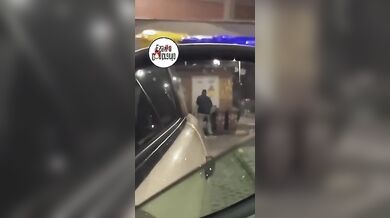 Coppia italiana beccata a scopare in strada