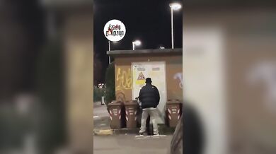 Coppia italiana beccata a scopare in strada