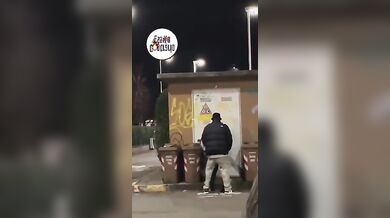 Coppia italiana beccata a scopare in strada