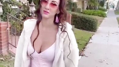 Artemisia Love esce le tette all'aperto fumando una sigarette