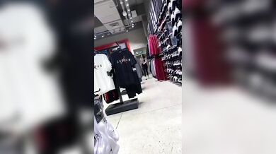 Commessa in leggings fica in vista