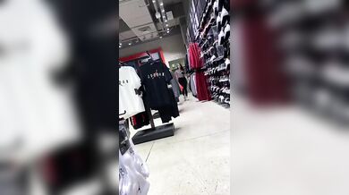 Commessa in leggings fica in vista