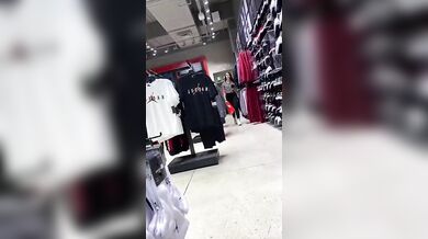 Commessa in leggings fica in vista