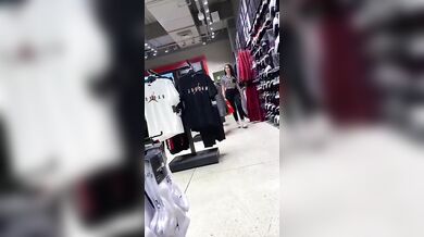 Commessa in leggings fica in vista