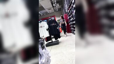 Commessa in leggings fica in vista