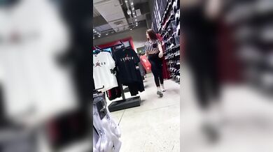 Commessa in leggings fica in vista