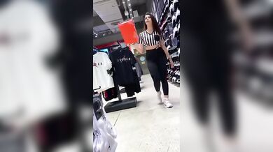 Commessa in leggings fica in vista