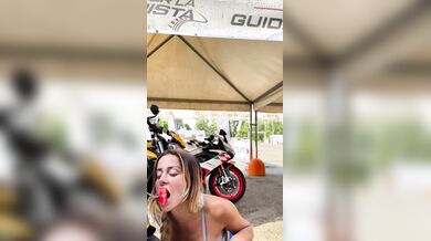 Ci sa fare di bocca la biondina