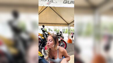 Ci sa fare di bocca la biondina