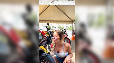 Ci sa fare di bocca la biondina