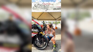 Ci sa fare di bocca la biondina