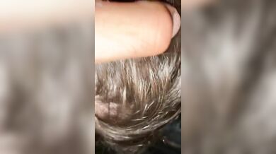 Italiana con con occhiali bocchino all'aperto