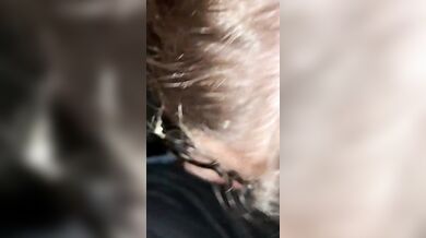 Italiana con con occhiali bocchino all'aperto