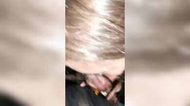 Italiana con con occhiali bocchino all'aperto