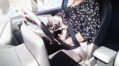 Ditalino in macchina Milf italiana esibizionista