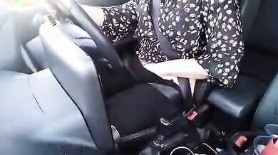 Ditalino in macchina Milf italiana esibizionista