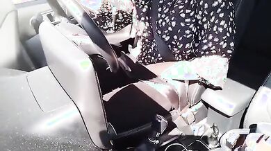 Ditalino in macchina Milf italiana esibizionista