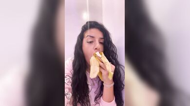 Che frutto speciale la banana,allenatevi per fare grandi pompini