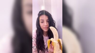 Che frutto speciale la banana,allenatevi per fare grandi pompini