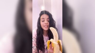 Che frutto speciale la banana,allenatevi per fare grandi pompini