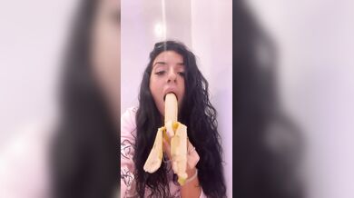 Che frutto speciale la banana,allenatevi per fare grandi pompini