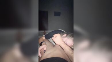 Lecca anche le palle e poi prendilo in bocca che ti sborro