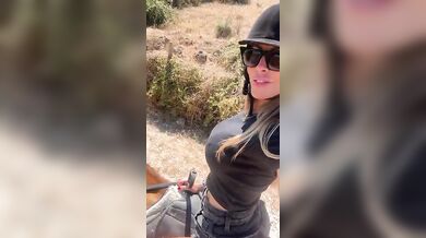 Guendalina a cavallo che tette le esplodono i capezzoli