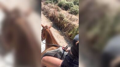 Guendalina a cavallo che tette le esplodono i capezzoli