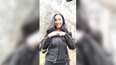 Flash moracciona con belle tettone al parco