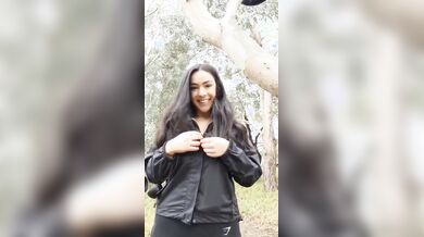 Flash moracciona con belle tettone al parco