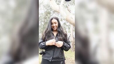 Flash moracciona con belle tettone al parco