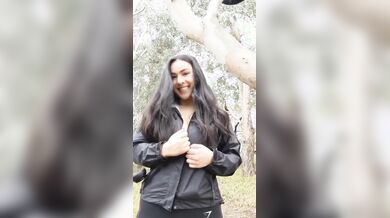 Flash moracciona con belle tettone al parco