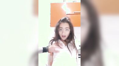 Giovane fidanzata troia mostrata in cam