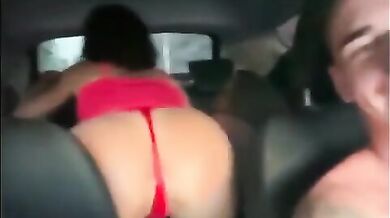 Rientrano dalla discoteca con una amica e la scopano in trio