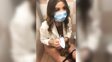 Amica che fa pipi nel bagno