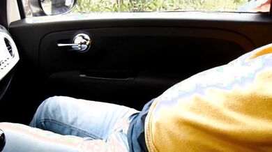 Moglie italiana cuckold succhia il cazzo in auto a guardone