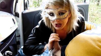 Moglie italiana cuckold succhia il cazzo in auto a guardone