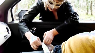 Moglie italiana cuckold succhia il cazzo in auto a guardone