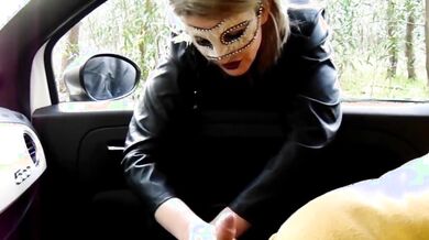 Moglie italiana cuckold succhia il cazzo in auto a guardone